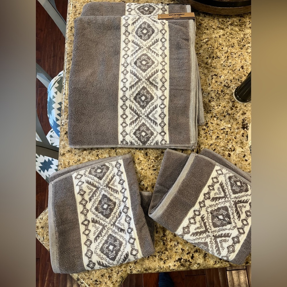 Wrangler Gray and White Patterned Bath and Hand Towels
